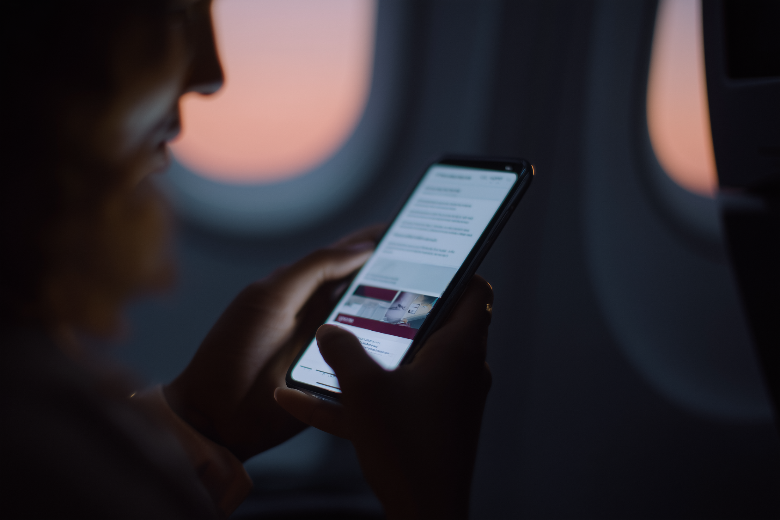 Person använder en smartphone för digitalt innehåll, som illustration till EU-domstolens beslut om offline-kopior och privatkopiering.
