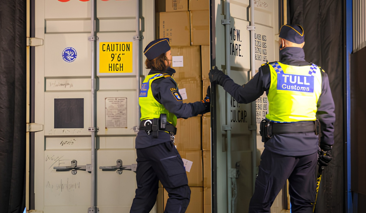 Tullpersonal kontrollerar paket i en fraktcontainer i samband med import till Sverige.